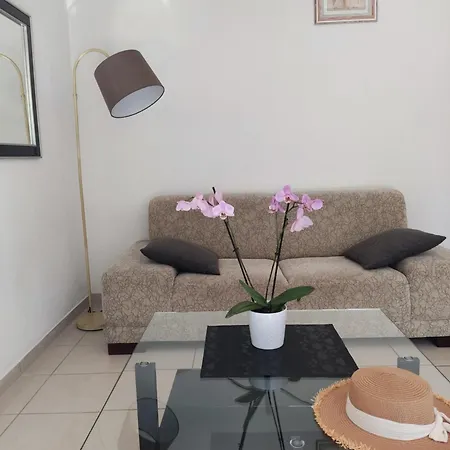 Couette-café Two-bedroom Provencal Avec La Piscine