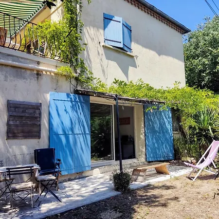 Two-bedroom Provencal Avec La Piscine Couette-café