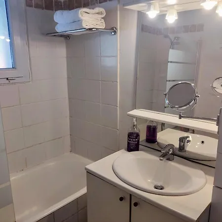 Two-bedroom Provencal Avec La Piscine Couette-café *